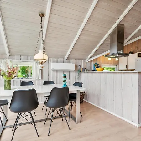 Well-kept And Charming With A Large Terrace, Sauna And A Child-friendly Garden Close To Forest, And With A Small Sea Glimpse * Ebeltoft