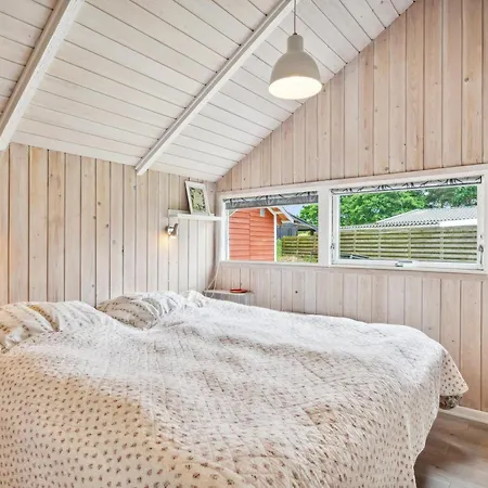 Well-kept And Charming With A Large Terrace, Sauna And A Child-friendly Garden Close To Forest, And With A Small Sea Glimpse * Ebeltoft