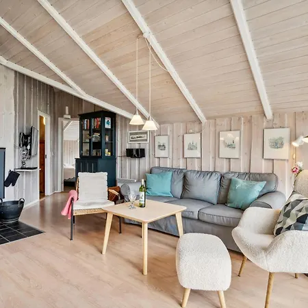 Dom wakacyjny Well-kept And Charming With A Large Terrace, Sauna And A Child-friendly Garden Close To Forest, And With A Small Sea Glimpse Ebeltoft